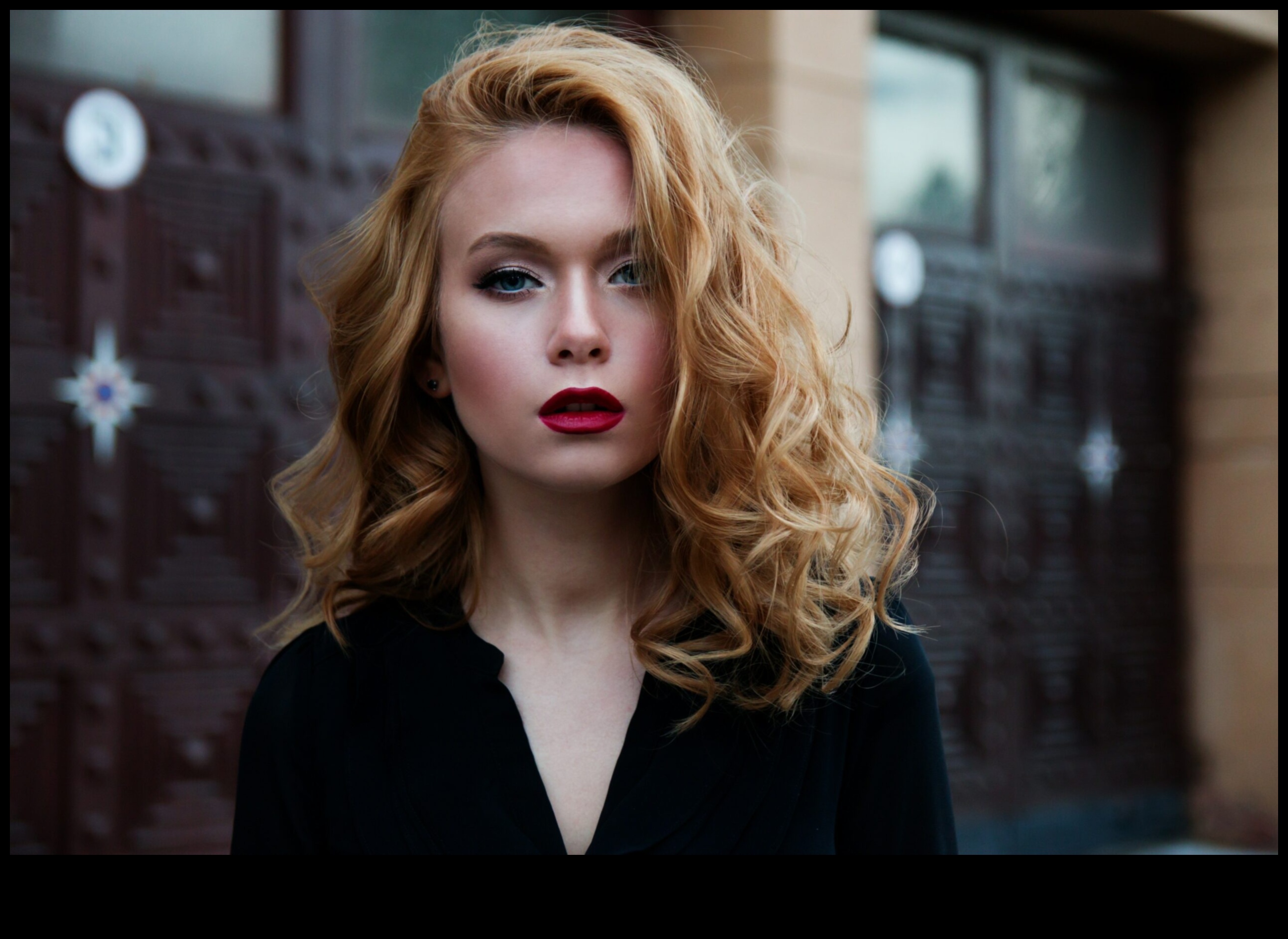 Ārpus tendencēm: izbaudiet mūžīgu skaistumu ar dabīgu grima izvēli