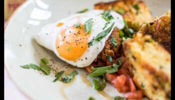 Brokastis vai vakariņas: kad vajadzētu ieturēt lielāko maltīti?